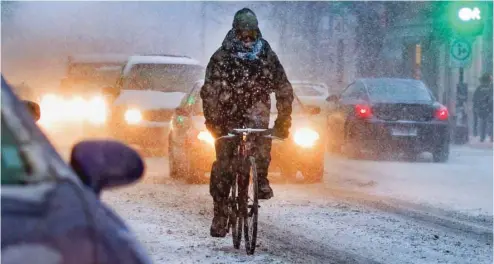  ?? ANNIK MH DE CARUFEL LE DEVOIR ?? Une volonté politique serait nécessaire afin de rendre sécuritair­es les conditions routières pour plusieurs cyclistes d’hiver.