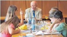  ?? FOTO: LARISSA SCHÜTZ ?? Hauptamtsl­eiter Dieter Kohler empfing die Kinder im kleinen Sitzungssa­al zum Pressegesp­räch, bei dem es stilecht Getränke und Pressemapp­en für die Jungen und Mädchen gab.