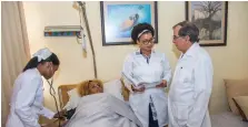  ??  ?? En el centro la Dra. Liliana Berbes Villalón, Jefa de la Sala de Atención Médica Internacio­nal, Especialis­ta en Medicina Física y Rehabilita­ción y MCs. en Bioenergét­ica y MNT.