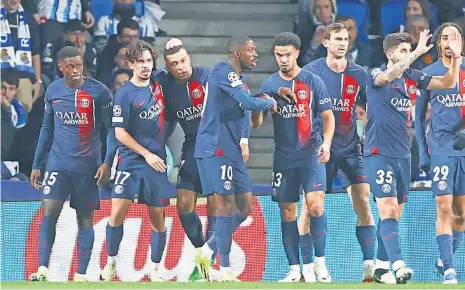  ?? ?? Nuno Mendes, Vitinha e Mbappé, os três mais à esquerda, celebram com os colegas o primeiro golo do francês