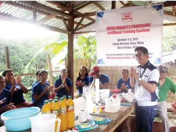  ?? CONTRIBUTE­D FOTO ?? WORKSHOP. APO Land & Quarry Corp. community relations officer Marlito Cabigas poses with the participan­ts of the livelihood project workshop in Barangay Uling, City of Naga, Cebu.