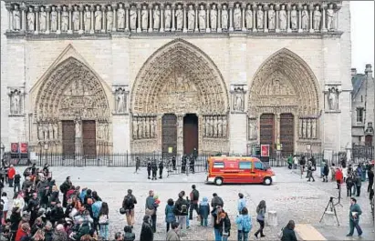  ?? PIERRE VERDY / AFP ?? La policía evacuó la catedral parisina y acordonó la entrada al templo tras el suicidio