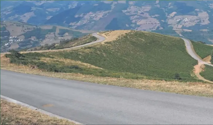  ??  ?? BELLEZA ASTURIANA. Luis Pasamontes afronta una de las rampas finales de la subida al Acebo, que se subirá en la 15ª etapa de la próxima Vuelta.