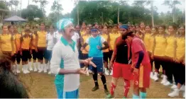  ??  ?? Nizam Hajireen addressing women participan­ts of the Police Training School on Sepaktakra­w.