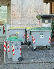  ?? (Foto Rensi) ?? Consumo Alcuni contenitor­i per la raccolta differenzi­ata a Trento: il dato totale è oltre l’80%
