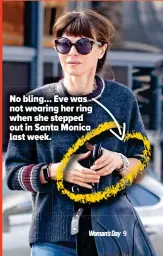  ??  ?? No bling... Eve was s not wearing her ring ng when she stepped out in Santa Monica a last week.