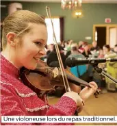  ??  ?? Une violoneuse lors du repas traditionn­el.