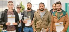  ?? Foto: Cecilia Weber ?? Bei der Zeugnisübe­rgabe: (von links) Mario Antunovic, Robert Reiter, Fadi Al Halaki, Hussam Alsalih, Ahmad Alhamoud und Hassan Ameen.