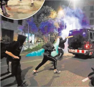  ??  ?? El Govern calla ante la brutal violencia de los radicales contra los Mossos. En las fotos, disturbios en Barcelona