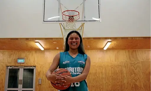  ?? JANE MATTHEWS/ FAIRFAX NZ ?? D’Jonaye NuiHinga, 14, is shooting high in her basketball career.