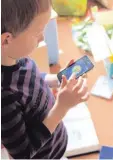  ?? Foto: dpa ?? Manche Kinder können schon besser mit dem Smartphone umgehen als ihre Eltern.