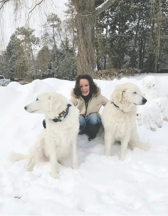  ?? Family photo ?? Barbara Amiel with her and Conrad Black’s dogs, Arpad, left, and the late and much-loved Maya, right.