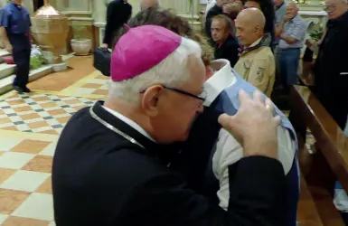  ??  ?? Vicini ma distanti Il vescovo di Verona, Giuseppe Zenti, abbraccia l’ex parroco Giuliano Costalunga
