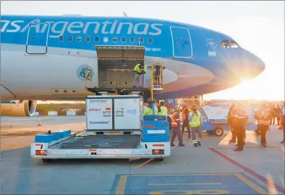  ??  ?? VUELOS. Dos aviones de Aerolíneas Argentinas viajaron desde EE.UU. y otro más de China.