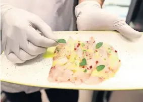  ??  ?? La totoaba fresca que arriba dos veces por semana al restaurant­e de Mario Magaña es el ingredient­e principal del carpaccio que ofrece a los clientes.