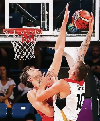  ?? FOTO: REUTERS ?? Spaniens Superstar Pau Gasol, der erfolgreic­hste Korbjäger in der EM-Geschichte vor Tony Parker (Frankreich) und Dirk Nowitzki (Bamberg), blockt den Wurf des künftigen NBA-Profis Daniel Theis.