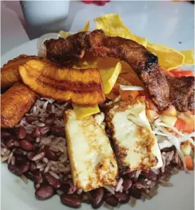  ?? ?? En el restaurant­e, obvio, no falta la comida típica nicaragüen­se.
