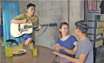  ??  ?? Nyoy Volante, Antoinette Taus and Marlo Mortel in tonight’s episode of “Maalaala Mo Kaya”