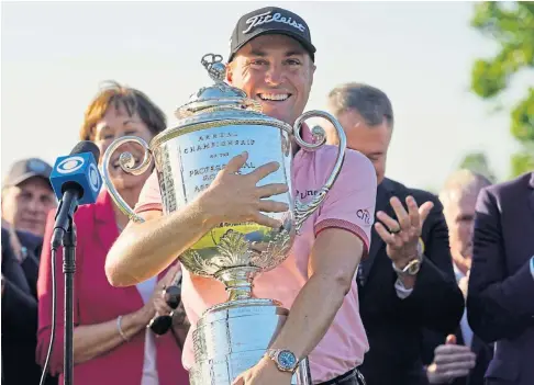  ?? ?? MAJOR ACHIEVEMEN­T: American Justin Thomas with the US PGA trophy after his victory in Tulsa, Oklahoma.