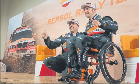  ?? FOTO: EFE ?? Txema Villalobos, a la izquierda en un acto previo en Lima, es el copiloto y mecánico de confianza de Isidre Esteve para el Dakar que dio comienzo ayer