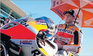  ??  ?? Stefan Bradl se prepara sobre la Honda en la parrilla de salida del GP de Portugal de 2020.