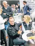  ??  ?? Sting und Ehefrau Trudie Styler besuchten der Stand einer Winzergeme­inschaft aus der Toskana.