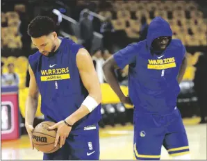  ?? JANE TYSKA/BAY AREA NEWS GROUP ?? The Warriors’ Klay Thompson, left, and Draymond Green warm up before a playoff game against the Lakers in San Francisco on May 10.