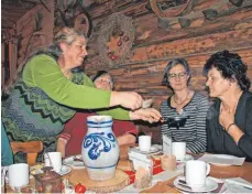  ?? FOTO: CLAUDIA STECKELER ?? Kräuterpäd­agogin Christiane Denzel brachte in der Braunwurzh­ütte bei Liptingen den Besuchern des Räucherabe­nds anlässlich der Rauhnächte die Bedeutung von Düften aus alter Zeit nahe.