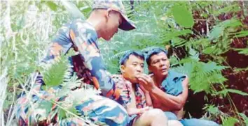  ?? [ FOTO IHSAN JABATAN BOMBA DAN PENYELAMAT ] ?? Pasukan mencari dan menyelamat menemui stanley yang hilang di Gunung Singai, Bau sejak
Isnin lalu.