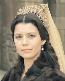  ?? FOTO: CANAL 13 ?? Beren Saat es la protagonis­ta de la nocturna Kosem, la sultana.