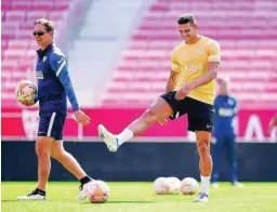  ?? SEVILLA FC ?? Lopetegui y Diego Carlos, en el entrenamie­nto de ayer