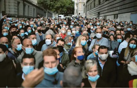  ?? Foto: Daniel Cole, dpa ?? Restaurant- und Barbesitze­r demonstrie­rten kürzlich im südfranzös­ischen Marseille gegen eine Anti-Corona-Anordnung der Regierung.