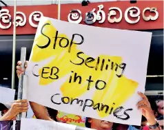  ?? ?? "Privatisat­ion does not promote healthy competitio­n in the power sector," said Electricit­y Consumers’ Associatio­n (ECA) General Secretary Sanjeewa Dhammika. Pic by M.A. Pushpa Kumara