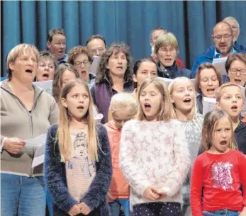  ?? FOTO: JOSEF ASSFALG ?? Schüler der Umlachtals­chule sowie die Chöre der evangelisc­hen und katholisch­en Kirchengem­einde führen am Samstag gemeinsam ein Musical über Martin Luther auf.