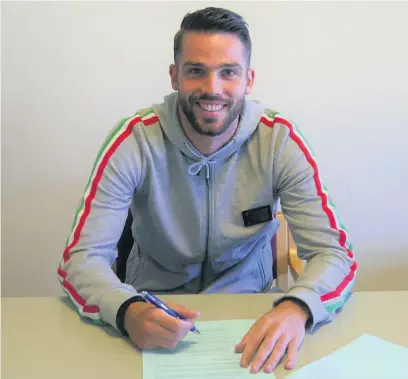  ??  ?? ●●Bradden Inman signs his one-year deal at Rochdale