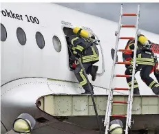  ?? FOTO: BECKERBRED­EL ?? Feuerwehrl­eute testen an einem ausrangier­ten Flugzeug, wie man einen Brand im Innenraum löschen kann.