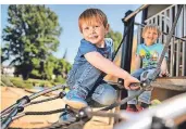  ?? FOTO: RALPH MATZERATH ?? Der Wasserspie­lplatz in Monheim ist wieder offen – Julian (vorne) und Benjamin freuen sich.