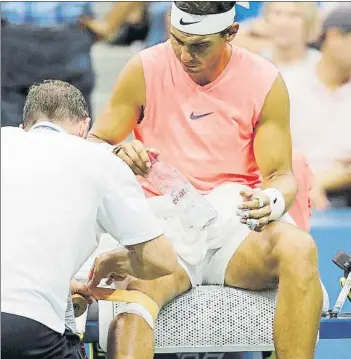  ?? FOTO: EFE ?? Señal de alarma. Rafa Nadal pidió un vendaje de sujeción en su maltrecha rodilla derecha, tras el primer set