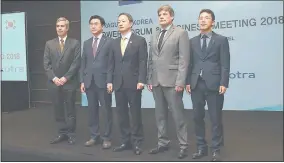  ??  ?? Pedro Ferreira, de la ANDE; el vicepresid­ente de KEPCO, Hwang Kwang Soo; el embajador de Corea, Min Sik Ahnel; el viceminist­ro Celso Velázquez; y el director representa­nte de KOTRA, Jeon Sang Lee.