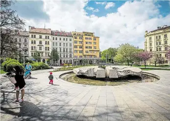  ?? Foto: Tomáš Krist, MAFRA ?? Sjednocená Evropa Fontána na náměstí Jiřího z Poděbrad měla sloužit původně i k ochlazován­í nohou kolemjdouc­ích lidí. Místo toho se ve špinavé vodě koupou děti.