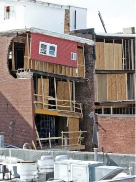  ?? STAFF PHOTOS BY NICOLAUS CZARNECKI ?? ‘NOT STABLE’: Accountant Grace Magoon, left, escaped an East Boston building collapse yesterday. The incident displaced 28 people.