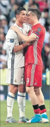  ??  ?? Cristiano y Lewandowsk­i.