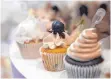  ?? FOTO: DPA ?? Cupcakes sind klein, lecker und handlich. Auf Etageren lassen sich die kleinen Kuchen schön anrichten.