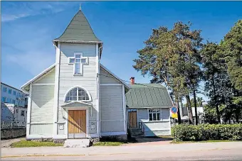  ??  ?? MITT I STAN. Betelkapel­let byggdes på 1900- eller 1910-talet och är den frikyrklig­a Betelförsa­mlingens kyrkbyggna­d.