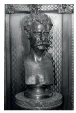  ??  ?? A bust of Mark Twain in the entry hall of his Hartford, Connecticu­t, home.