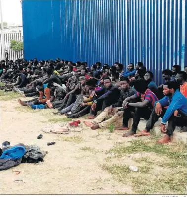  ?? PAQUI SÁNCHEZ/ EFE ?? Inmigrante­s subsaharia­nos tras saltar la valla fronteriza de Melilla el pasado 22 de julio.