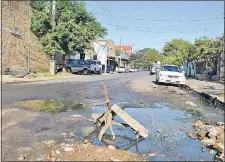  ??  ?? Enorme pozo, cubierto de agua servida, en la calle Leandro González, en el barrio Julio Correa.