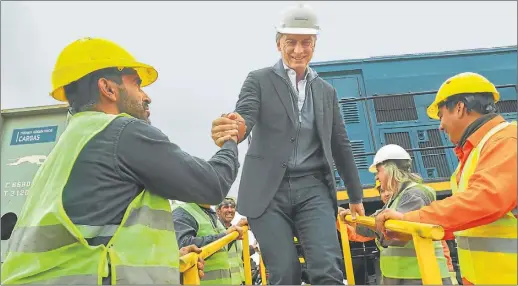  ?? FOTOS: PRESIDENCI­A ?? EQUILIBRIO. El Presidente encabezó en Salta un acto por la renovación de los primeros 700 kilómetros de vías del Belgrano Cargas.