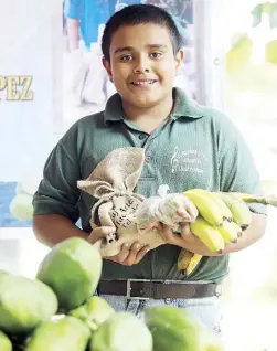  ??  ?? JOSÉ Esteban López cosecha café y le enseña a otros niños a cultivarlo. En su finca además siembra guineos, chinas y apio.