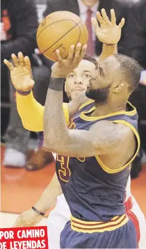  ??  ?? POR CAMINO
DE LEYENDAS
LeBron James, quien marcó 35 puntos, ayudó a los Cavs a ganar su séptimo partido de estos playoffs. Así su equipo es el primero desde los Lakers en el 1959 en hacer eso en dos campañas seguidas.